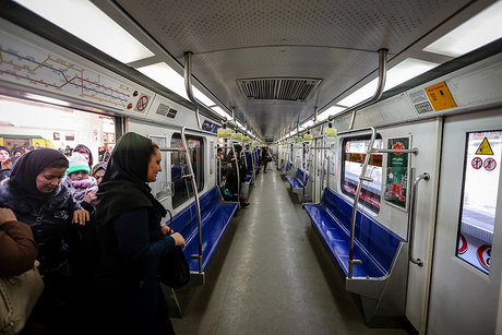 سوار شدن مسافران به داخل قطار مترو